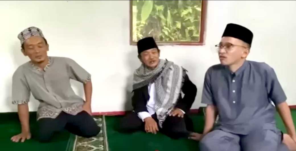 Ruben Onsu bersama imam dan pengurus Mushola Al Hemiah Sukabumi Jawa Barat. (Tangkapan Layar Youtube MOP Channel)