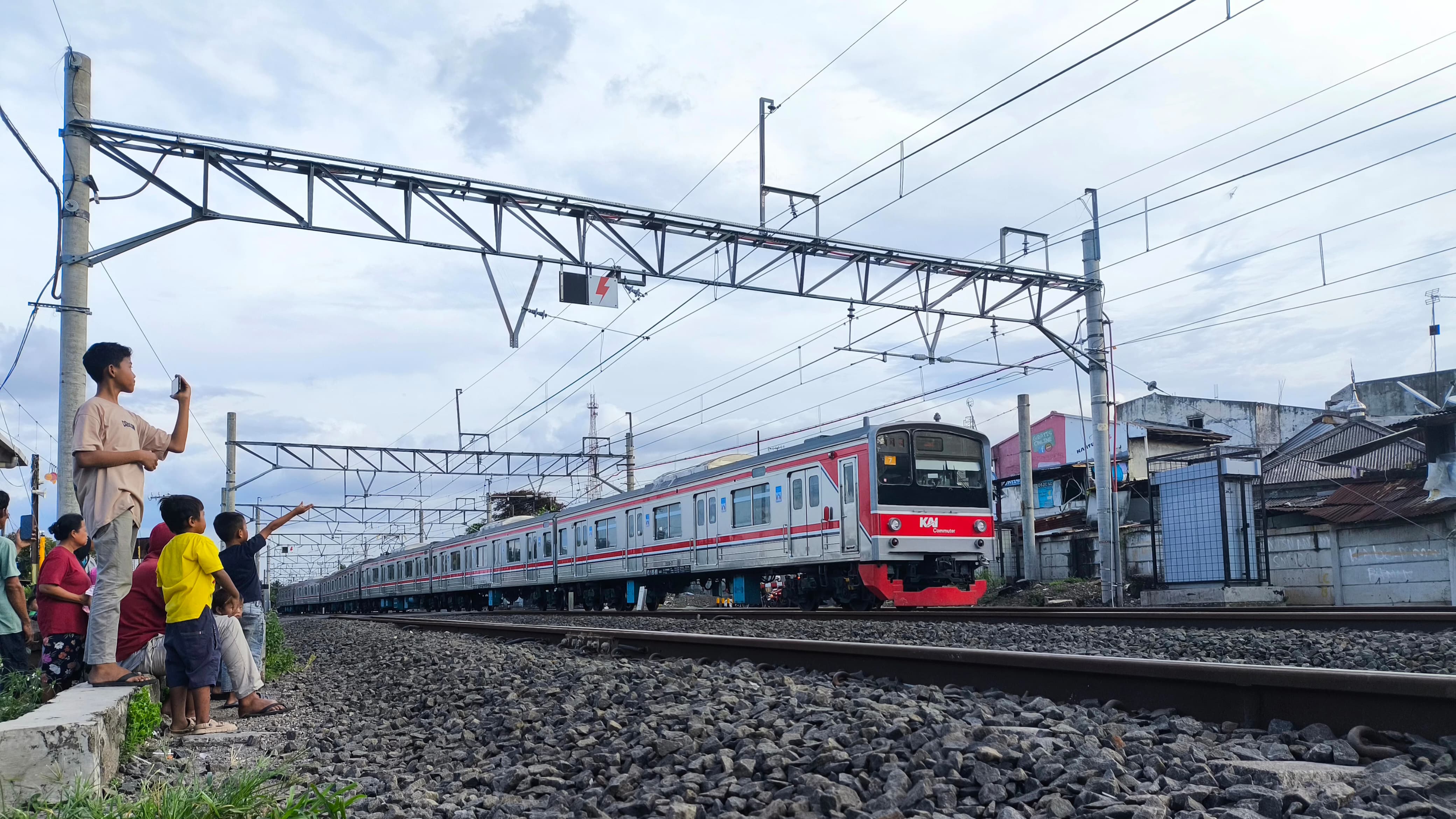 KRL Commuter Line Jabodetabek lintas Cikarang Loop Line melintas JPL 81 Kota Bekasi, Jawa Barat.