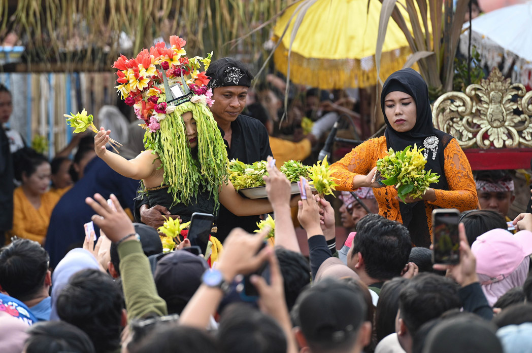 PAKAI OMPROG: Dwi Putri Ramadani menari dalam keadaan tak sadarkan diri dalam ritual adat Seblang di Desa Olehsari, Kecamatan Glagah.