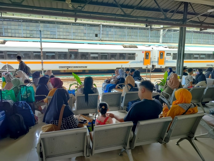 Lebaran 2025 menjadi bukti nyata kereta api masih menjadi primadona transportasi masyarakat Indonesia.