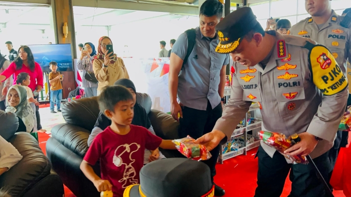 Kapolri Jenderal Pol. Listyo Sigit Prabowo menyoroti tingginya minat masyarakat menggunakan kereta api sebagai moda transportasi arus balik.