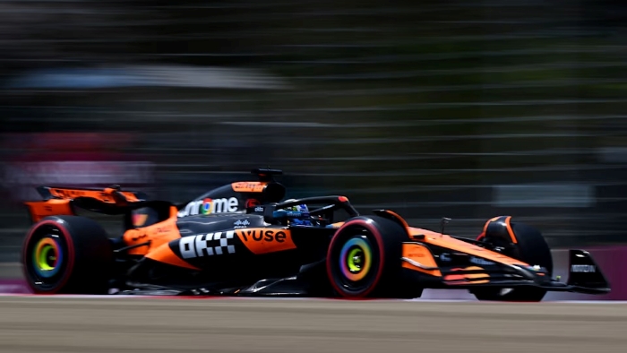 Lando Norris harus rela menyerahkan posisi terdepan kepada Max Verstappen hanya karena selisih seujung rambut, 0,012 detik.