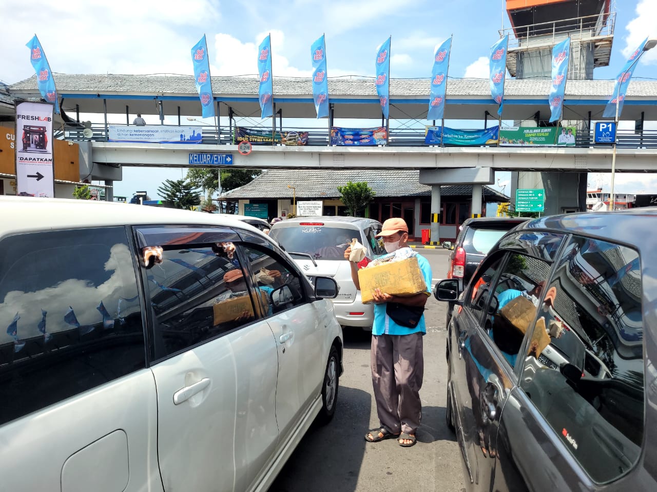 Penjual nasi bungkus di Pelabuhan Ketapang Banyuwangi
