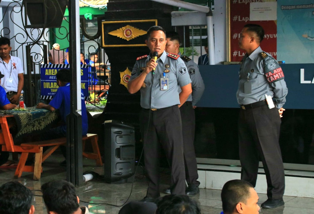 SOSIALISASI: Kalapas Mochamad Mukaffi menyampaikan pemaparan kepada warga binaan dan keluarganya saat jam kunjungan di Lapas Banyuwangi, Minggu (6/4).