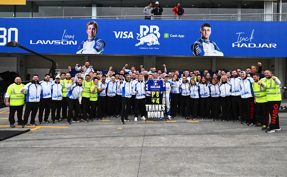 Isack Hadjar, rookie sensasional Racing Bulls, mencuri sorotan di Grand Prix Jepang 2025.