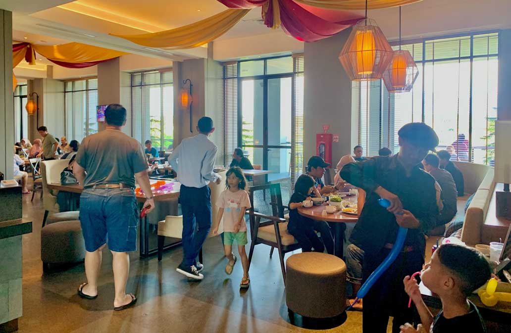 OKUPANSI TINGGI: Pengunjung menikmati suasana di Kokoon Hotel Banyuwangi pada musim libur Lebaran kali ini.