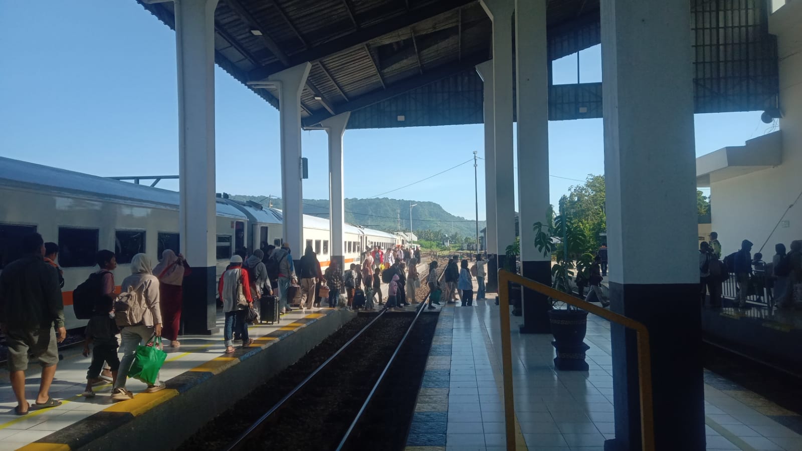 Situasi penumpang turun dari rangkaian KA Pandanwangi di Stasiun Ketapang.