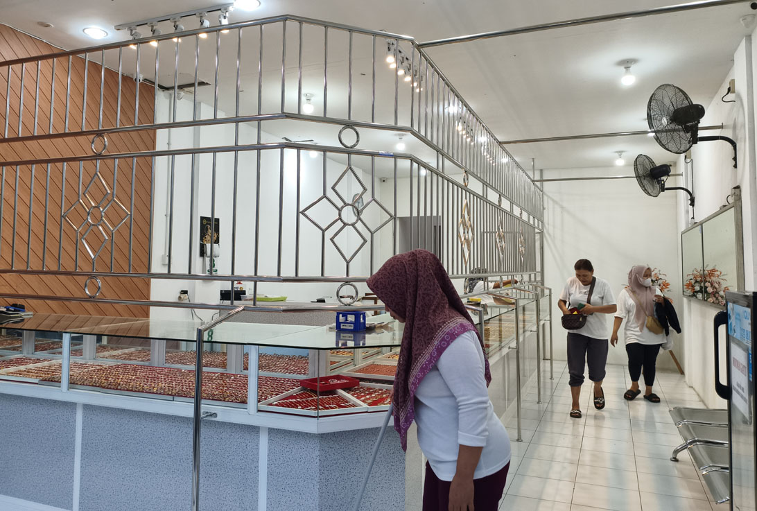 KEREK INDEKS HARGA: Pengunjung memilih perhiasan di Toko Emas Surya Mas di Jalan PB Sudirman Banyuwangi, beberapa waktu lalu.