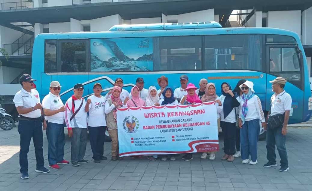 DIMINATI: Wisatawan lokal berfoto di Terminal Wisata Terpadu Sobo sebelum menuju destinasi wisata menggunakan armada angkutan pariwisata gratis.