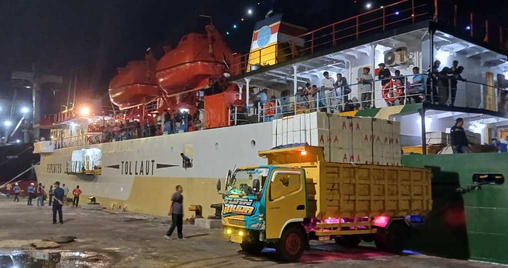 KEMBALI KE JAWA: KM Sabuk Nusantara 91 yang mengangkut pemudik asal Pulau Sapeken sandar di Pelabuhan Tanjung Wangi pada Minggu (6/4) malam.