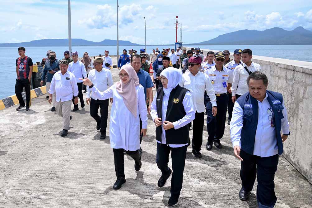 CEK KESIAPAN DERMAGA: Gubernur Khofifah Indar Parawansa didampingi Bupati Ipuk Fiestiandani saat meninjau dermaga di Pantai Marina Boom Banyuwangi pada Jumat (4/4).