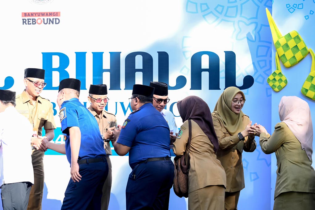 Bupati Ipuk Fiestiandani, Wabup Mujiono, Pj Sekkab Guntur Priambodo, dan Asisten Administrasi Umum Choiril Ustadi bersalaman dengan para ASN, Selasa (8/4).