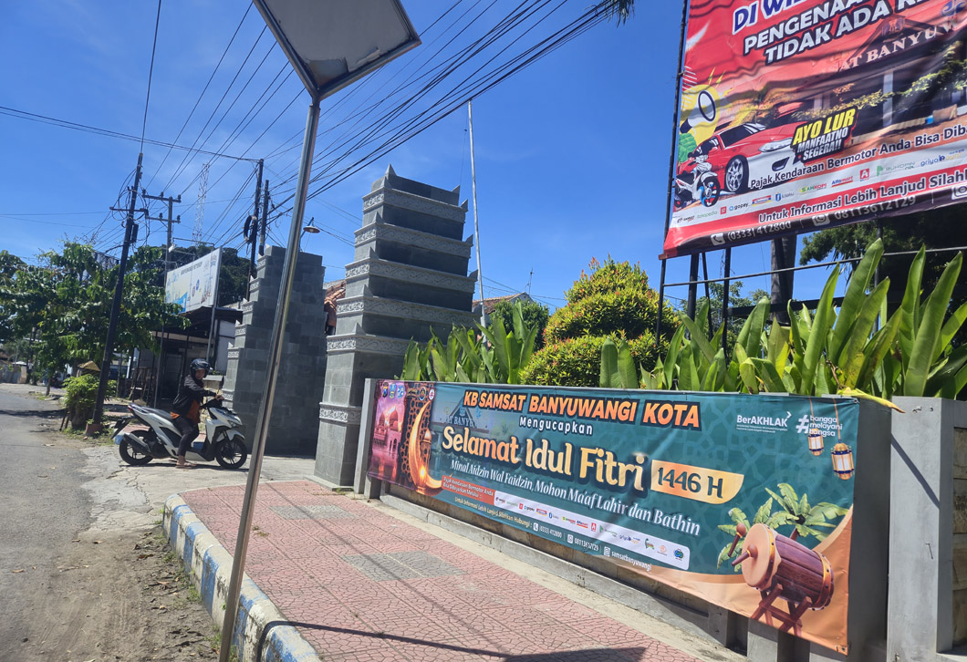 BELUM BEROPERASI: Sejumlah warga balik kanan saat hendak membayar pajak di kantor Samsat Banyuwangi, Senin (7/4).