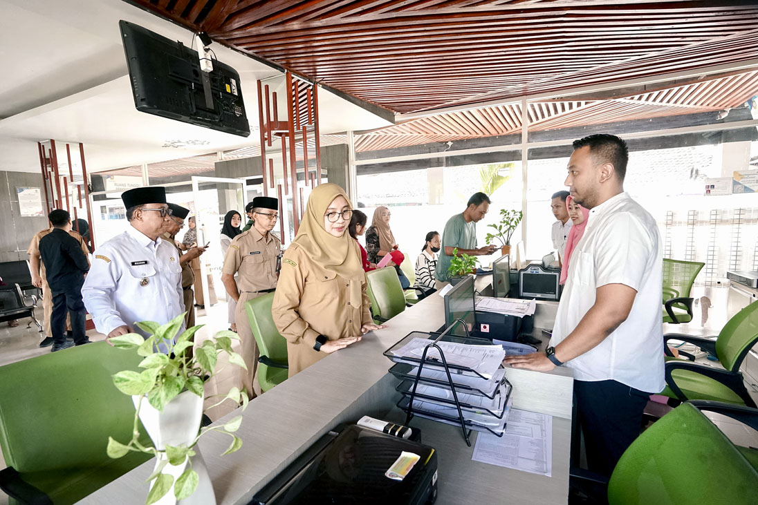 INSPEKSI: Bupati Ipuk bersama Wabup Mujiono mengecek pelayanan masyarakat di Pasar Pelayanan Publik Rogojampi, Selasa (8/4).