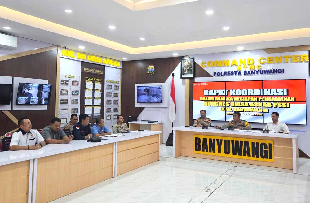 HARUS AMAN: Pihak Polresta Banyuwangi menggelar rapat koordinasi jelang Kongres Askab PSSI Banyuwangi di Command Center Mapolresta Banyuwangi, Selasa (8/4).