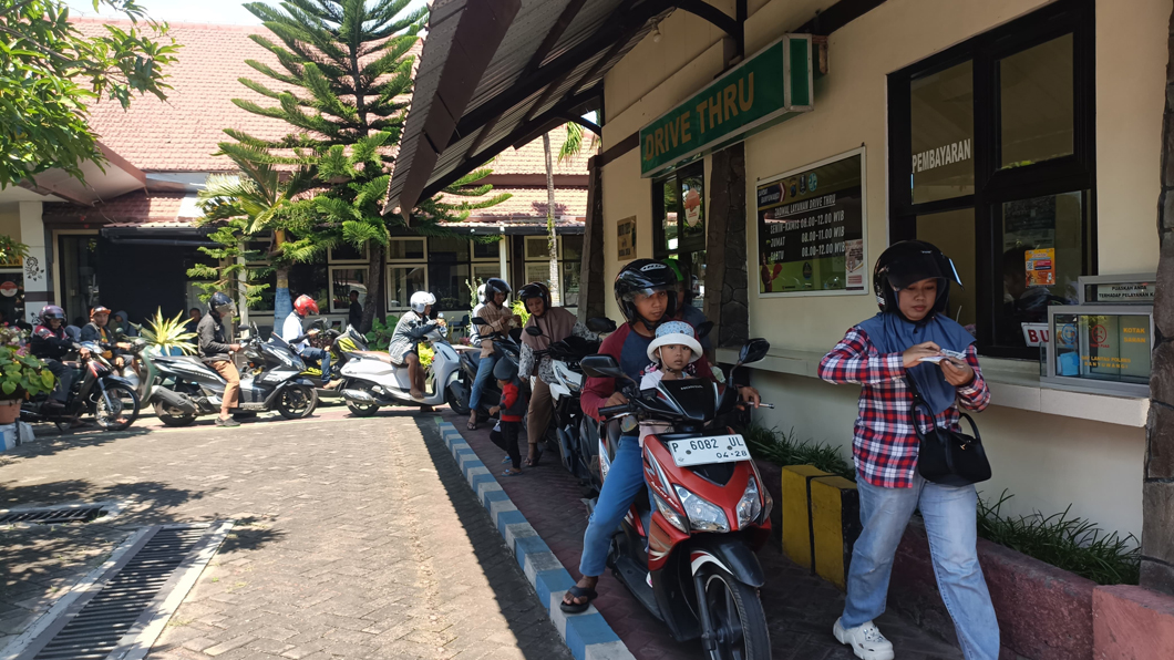 ILUSTRASI warga membayar pajak kendaraan lewat drive thru di kantor Samsat, Jalan Brawijaya Banyuwangi.