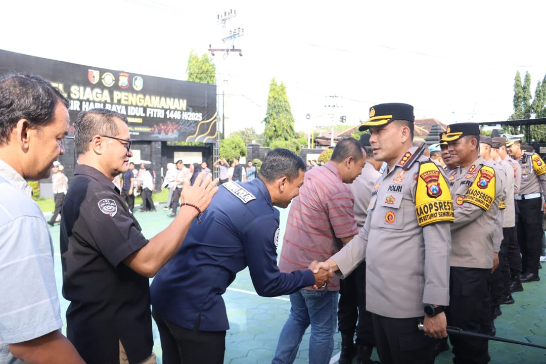 HALALBIHALAL: Satu per satu personel menyalami Kapolresta Kombespol Rama Samtama Putra usai apel pagi di Mapolresta Banyuwangi, Selasa (8/4).