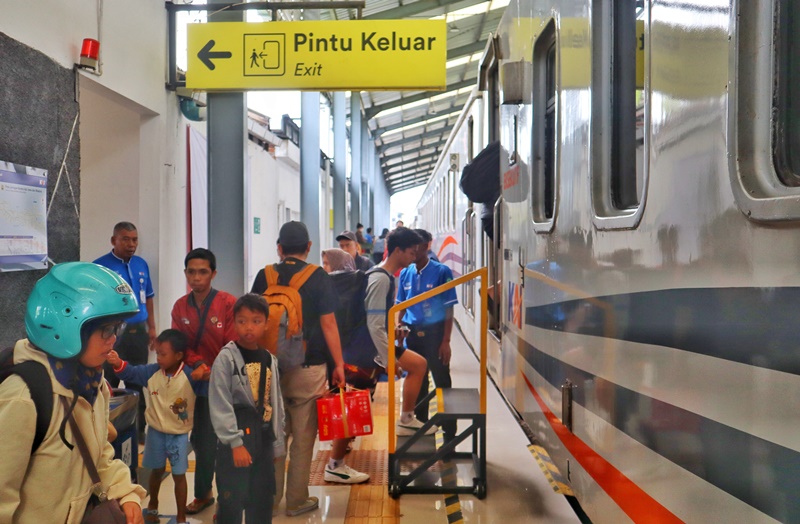 ARUS BALIK: Penumpang sepur naik KA Wijaya Kusuma dari Stasiun Kalisetail, Desa/Kecamatan Sempu Senin (7/4).