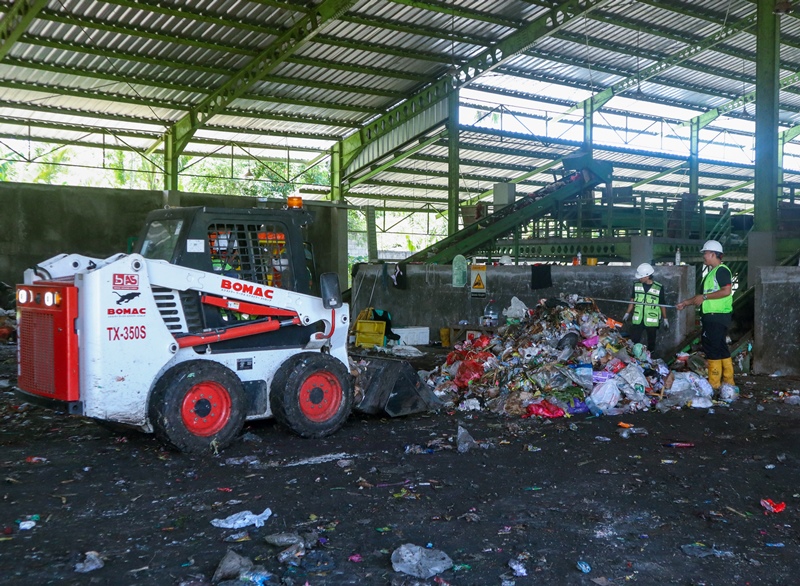 PENGOLAHAN: Petugas TPST di Desa Balak, Kecamatan Songgon mengolah sampah kiriman dari rumah warga ke konveyor Senin (7/4).
