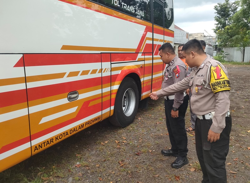 BB: Anggota Unit Laka Polresta Banyuwangi melihat Bus Harapan Baru jurusan Banyuwangi-Trenggalek yang diamankan di Mapolsek Genteng, kemarin (7/4)