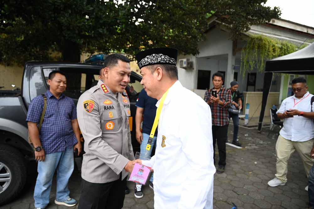 Michael Edy Hariyanto mendapatkan ucapan selamat dari Kapolresta Banyuwangi Kombespol Rama Samtama Putra usai terpilih sebagai ketua Askab PSSI Banyuwangi, Rabu (9/4).