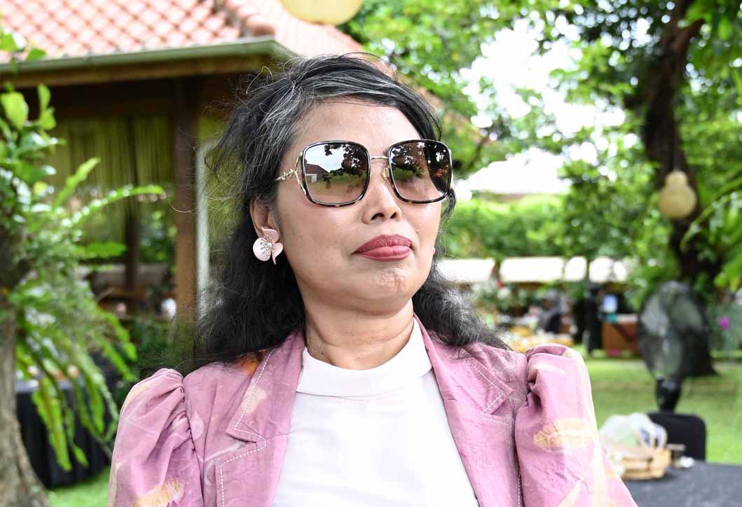 KEMBANGKAN BISNIS BATIK: Lis Adiwinoto saat menghadiri Festival Diaspora Banyuwangi di Pendapa Sabha Swagata Blambangan, Kamis (3/4) lalu.