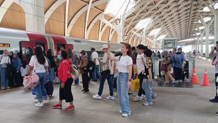 KAI Group layani 21,6 juta pelanggan selama Angkutan Lebaran 2025, wujud transportasi publik yang aman, nyaman, dan terintegrasi.