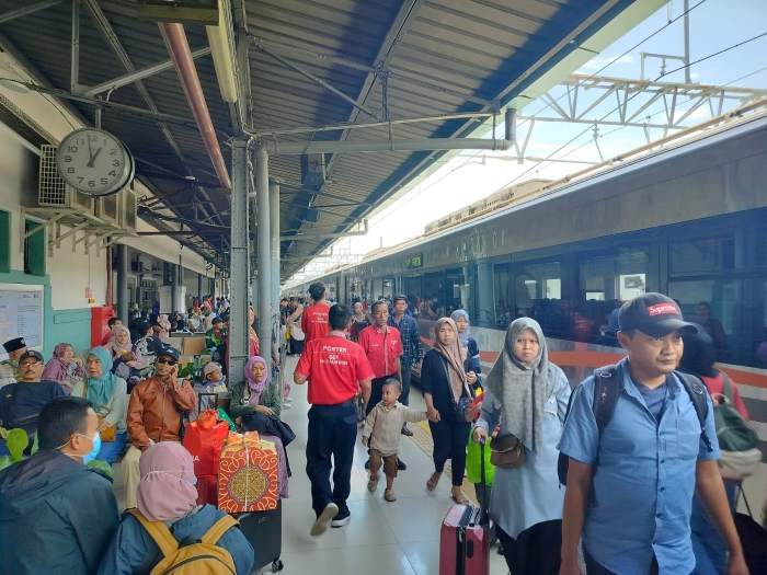 KAI layani 23 juta pelanggan selama Angkutan Lebaran 2025, bukti moda rel jadi pilihan utama masyarakat untuk mudik dan mobilitas harian.