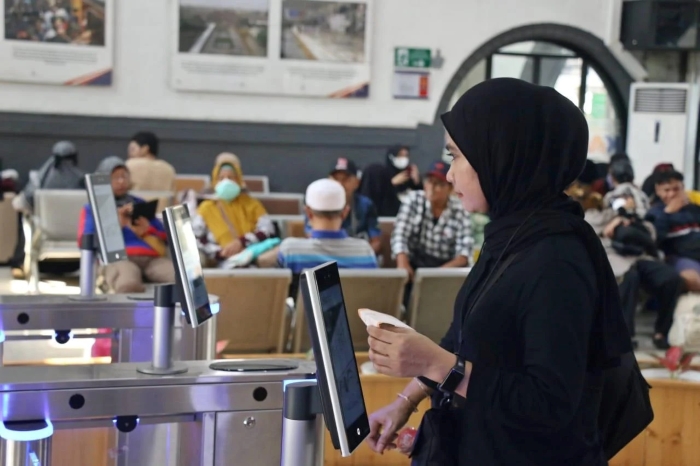 KAI sukses layani 694.960 penumpang dengan face recognition saat Lebaran 2025, efisienkan waktu boarding dan kurangi limbah kertas.