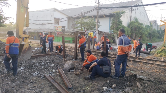 PT KAI dan Pemda tutup perlintasan sebidang JPL 11 di Gresik demi keselamatan pengguna jalan dan kereta api.