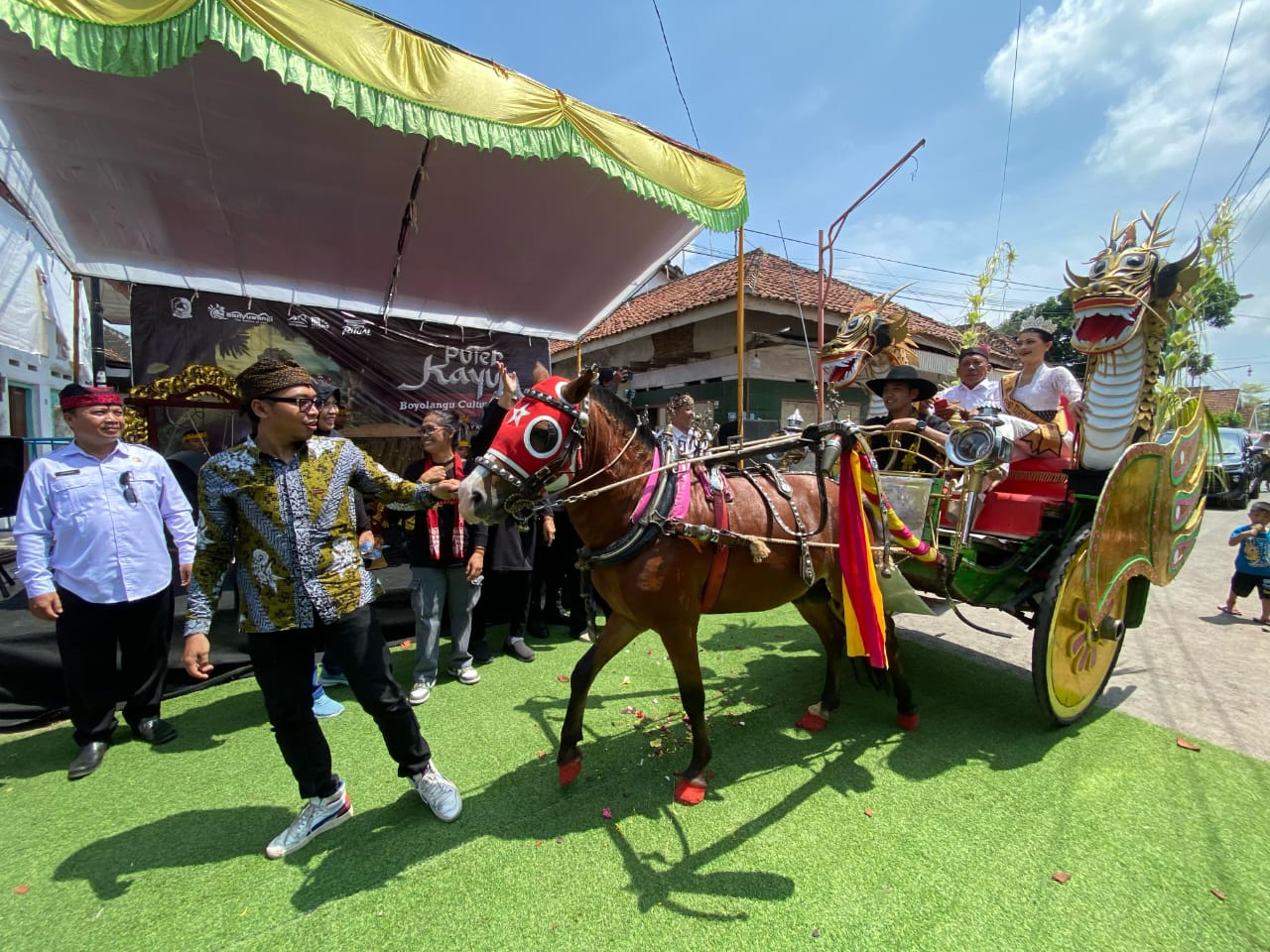 PAKAI DOKAR: Peserta Puter Kayun Boyolangu dilepas menuju Wisata Watudodol Banyuwangi