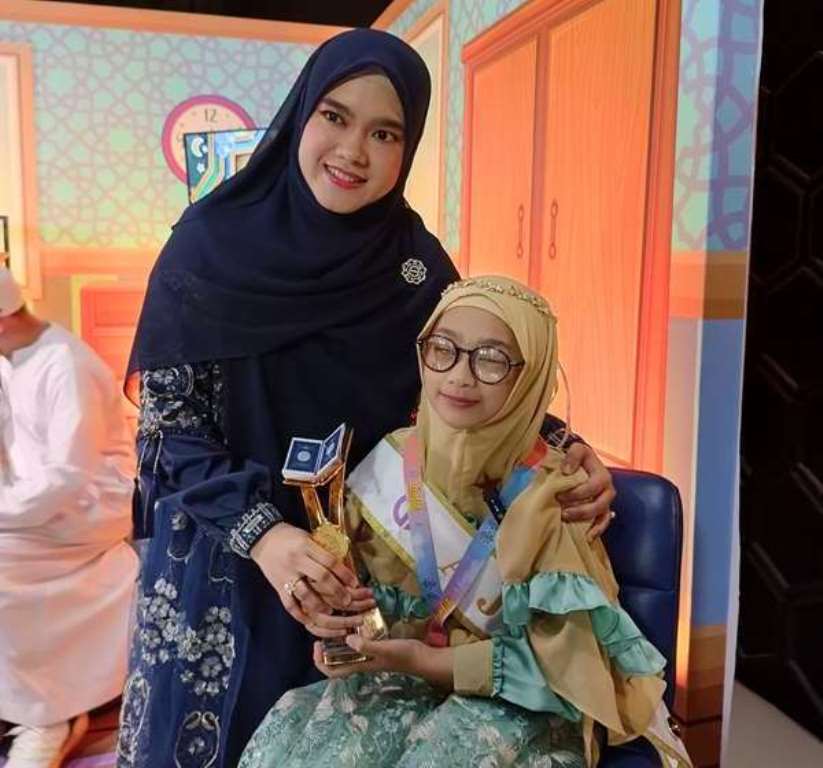 SEMRINGAH: Yasmin Najma Falihah bersama salah satu juri hafidz Indonesia 2025 Nabila Abdul Rahim Bayan.
