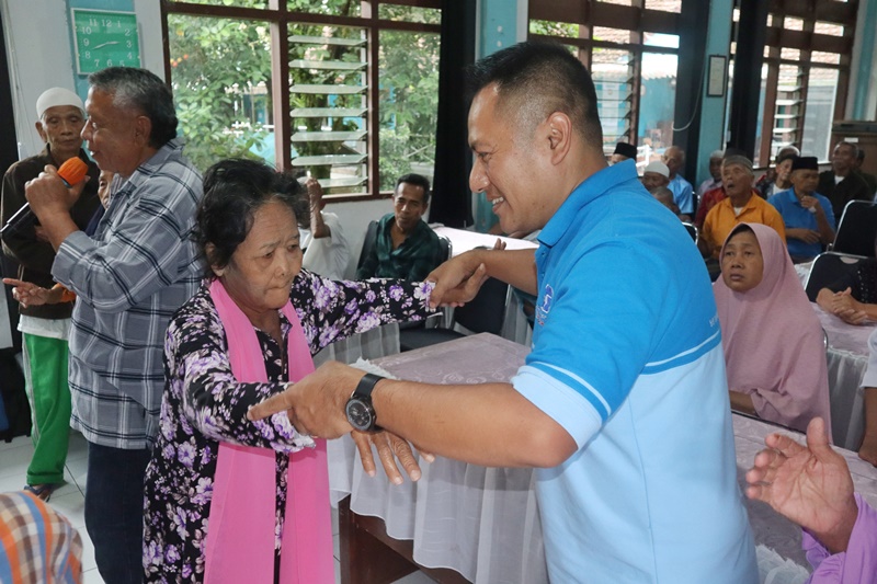 HAPPY: Salah satu lansia di Panti Jompo atau UPT Pelayanan Sosial Tresna Werdha saat bernyanyi dan menari di aula Selasa (8/4)