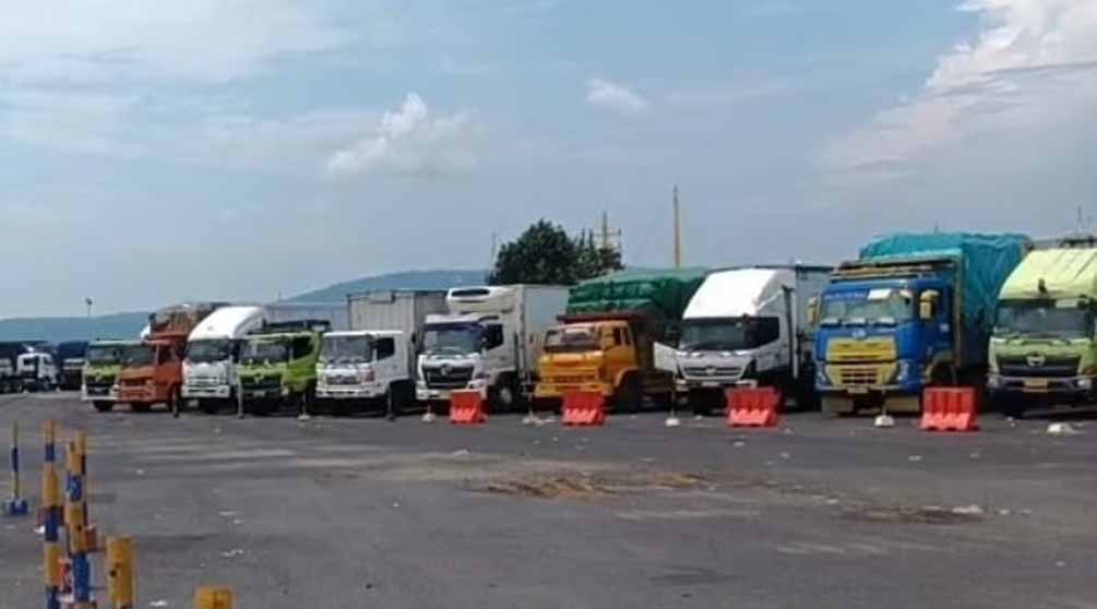 TERISI PENUH: Ratusan truk pengangkut barang ditampung di bufferzone Bulusan sebelum menyeberang ke Gilimanuk, Kamis (10/4).