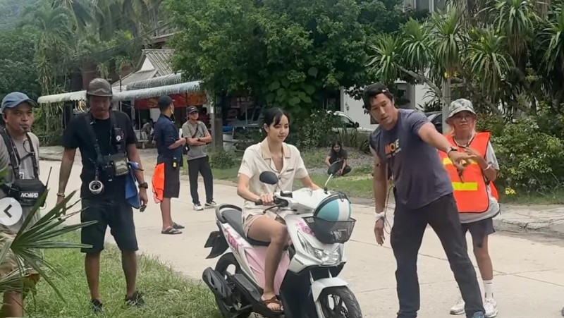 Aksi Lisa BLACKPINK naik motor BeAT karbu di Thailand. (Instagram Lisa BLACKPINK)