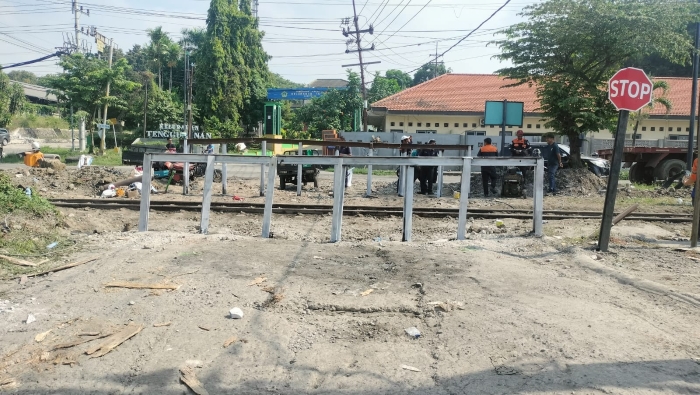 KAI tutup 74 perlintasan kereta sebidang dari Januari&ndash;Maret 2025 untuk tingkatkan keselamatan dan kurangi risiko kecelakaan.
