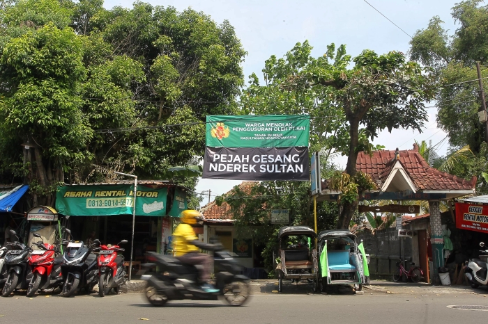 Gubernur DIY Sri Sultan Hamengku Buwono X minta polemik pengosongan lahan warga di Stasiun Lempuyangan segera diselesaikan secara adil dan tuntas.