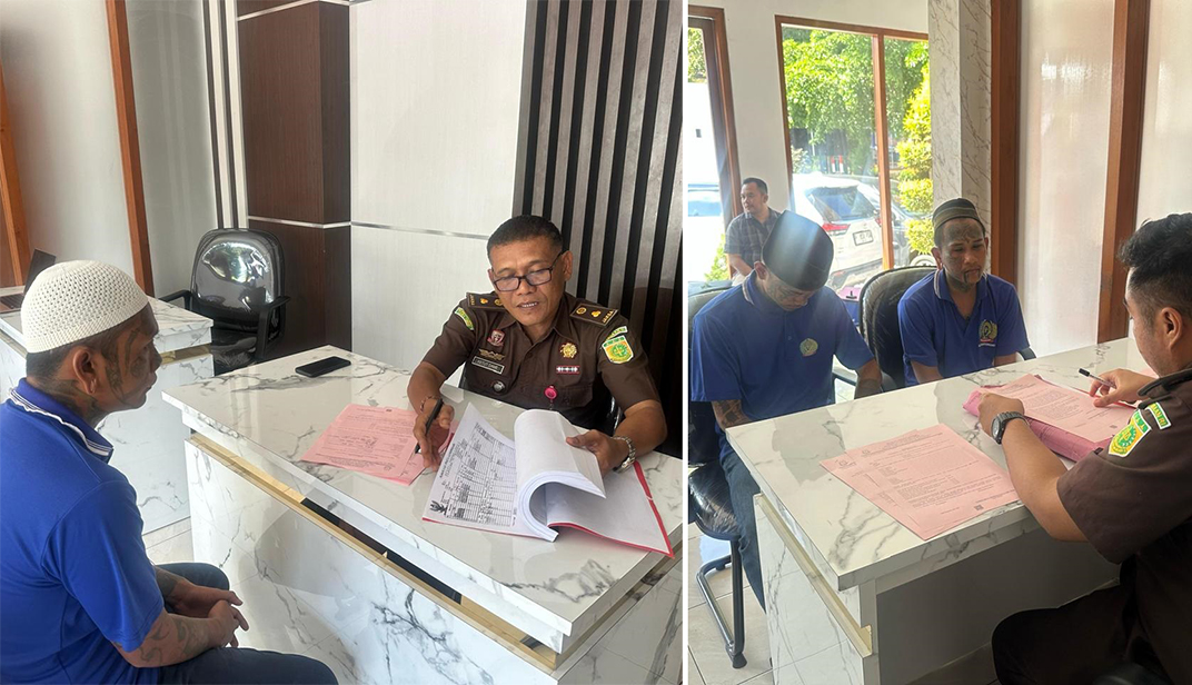 DILIMPAHKAN: Tiga anak punk yang menggilir anak bawah umur di Kelurahan Lateng, Banyuwangi, diserahkan ke JPU, Kamis (10/4).