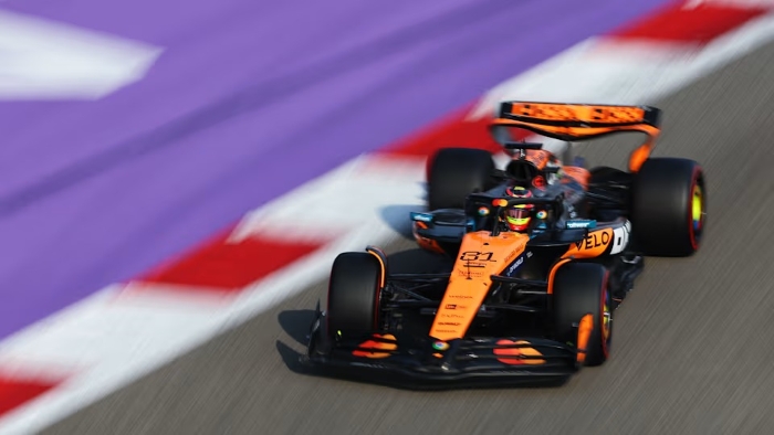 Oscar Piastri tampil dominan di sesi latihan bebas ketiga GP Bahrain 2025, unggul lebih dari 0,6 detik dari rekan setimnya, Lando Norris.