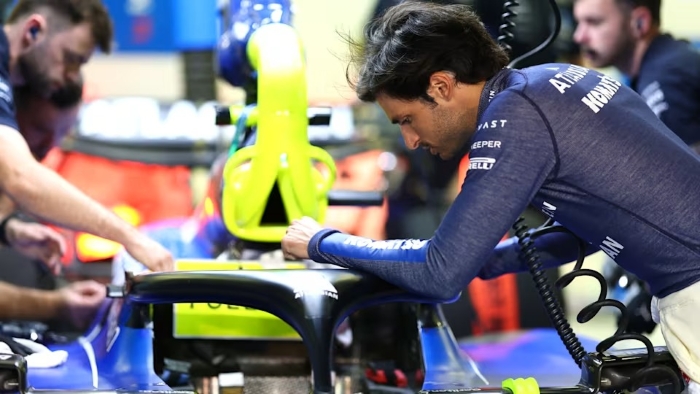 Carlos Sainz dinilai tampil luar biasa oleh bos Williams, James Vowles. Kontribusinya di dalam dan luar lintasan melebihi ekspektasi tim.