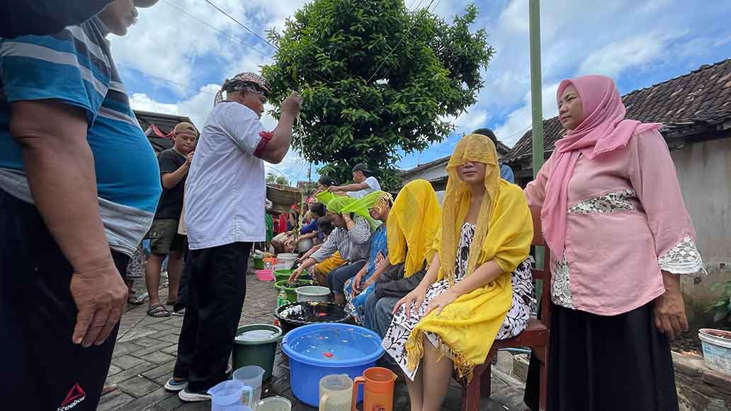 Penari seblang, sinden, penabuh gamelan, dan anggota adat lainnya, dimandikan dengan air dari tujuh sumber air di Desa Olehsari, Jumat (11/4).
