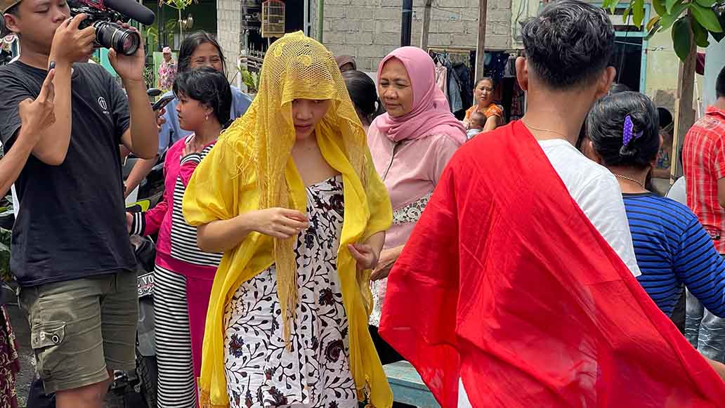 AKHIRI RITUAL: Penari seblang olehsari usai dimandikan dari air 7 sumber mata air di Banyuwangi.