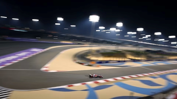Charles Leclerc sebut McLaren "di planet lain" usai FP2 GP Bahrain. Ferrari hadapi tantangan besar kejar performa Piastri dan Norris.
