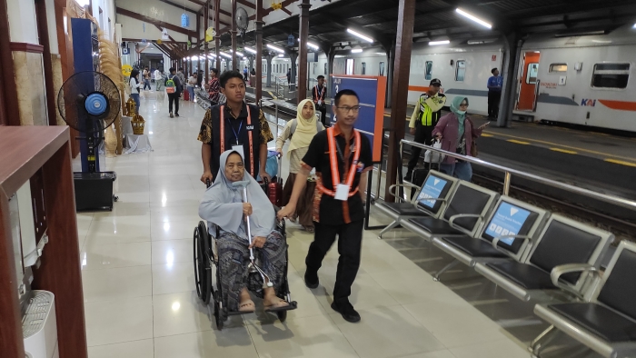 Komunitas Railfans Daop 9 Jember bantu sukseskan Angkutan Lebaran KAI 2025 dengan layanan ramah di stasiun.
