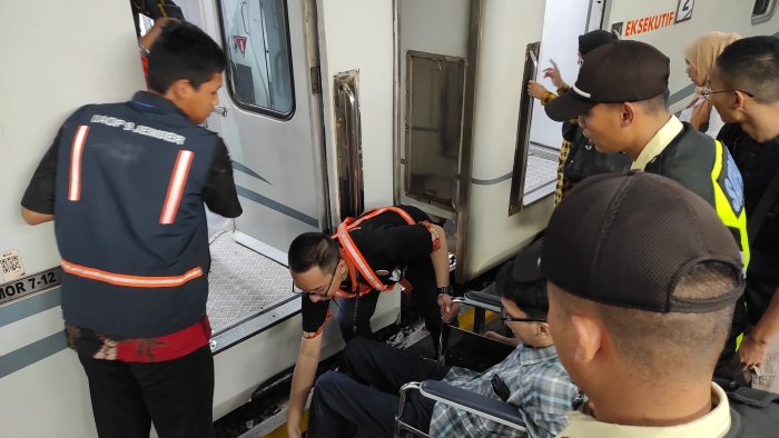 Komunitas railfans berperan besar dalam suksesnya Angkutan Lebaran KAI 2025, bantu jutaan pelanggan dengan semangat gotong-royong.