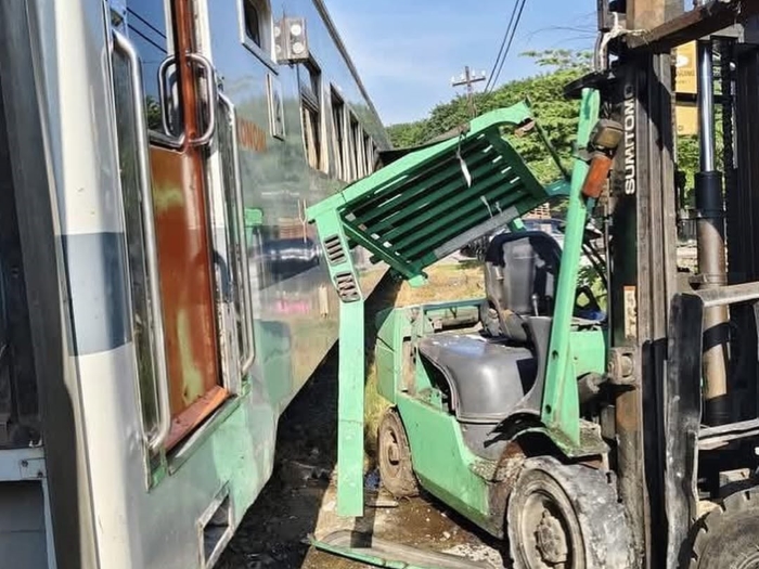 KA CL Jenggala alami insiden tertemper forklift di Gresik, Sabtu (12/4) pagi.