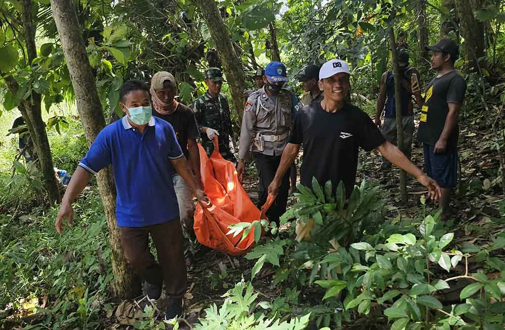 EVAKUASI: Warga mengusung jenazah Misdi yang ditemukan mengapung di Sungai Baru Dusun/Desa Ringintelu, Kecamatan Bangorejo, Jumat (11/4).