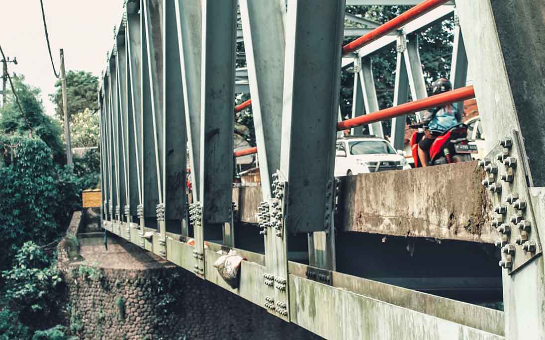 Jembatan yang menghubungkan Desa Genteng Kulon dan Desa Setail, Kecamatan Genteng sering dibuat praktik prostitusi liar. (Salis Ali/Radar Genteng)