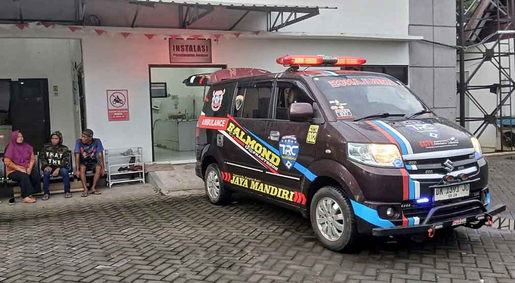 TRAGIS: Jenazah WR dibawa ke kamar mayat RSUD Genteng untuk menjalani pemeriksaan sebelum dikirim ke rumahnya di Desa Genteng Wetan, Kecamatan Genteng, Jumat (11/4).
