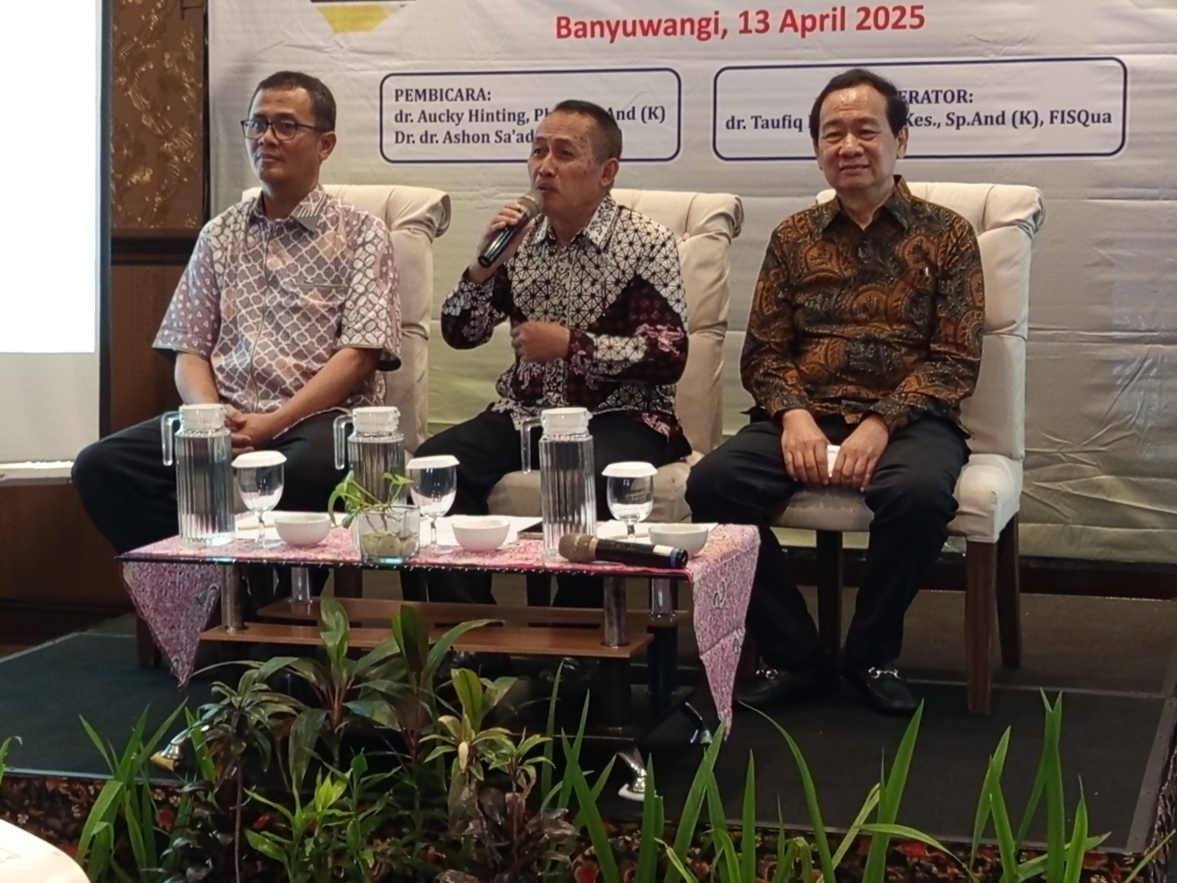 SOLUTIF: Dua pemateri dari RSIA Ferira Surabay dipandu moderator dr Taufik Hidayat, MKes, Sp.And (K) FISQua di Hotel Aston banyuwangi